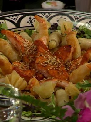 Laura Voutilainen hulluna itämaiseen ruokaan – lounaalla tarjolla sushia, kevätkääryleitä ja tulista mustekalaa 