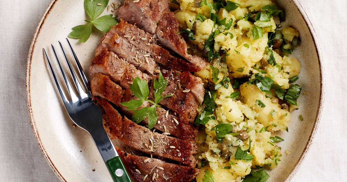 Grillatut Kasslerpihvit Ja Lipstikka perunasalaatti Soppa365 Grillatut Kasslerpihvit Ja Lipstikka perunasalaatti Soppa365