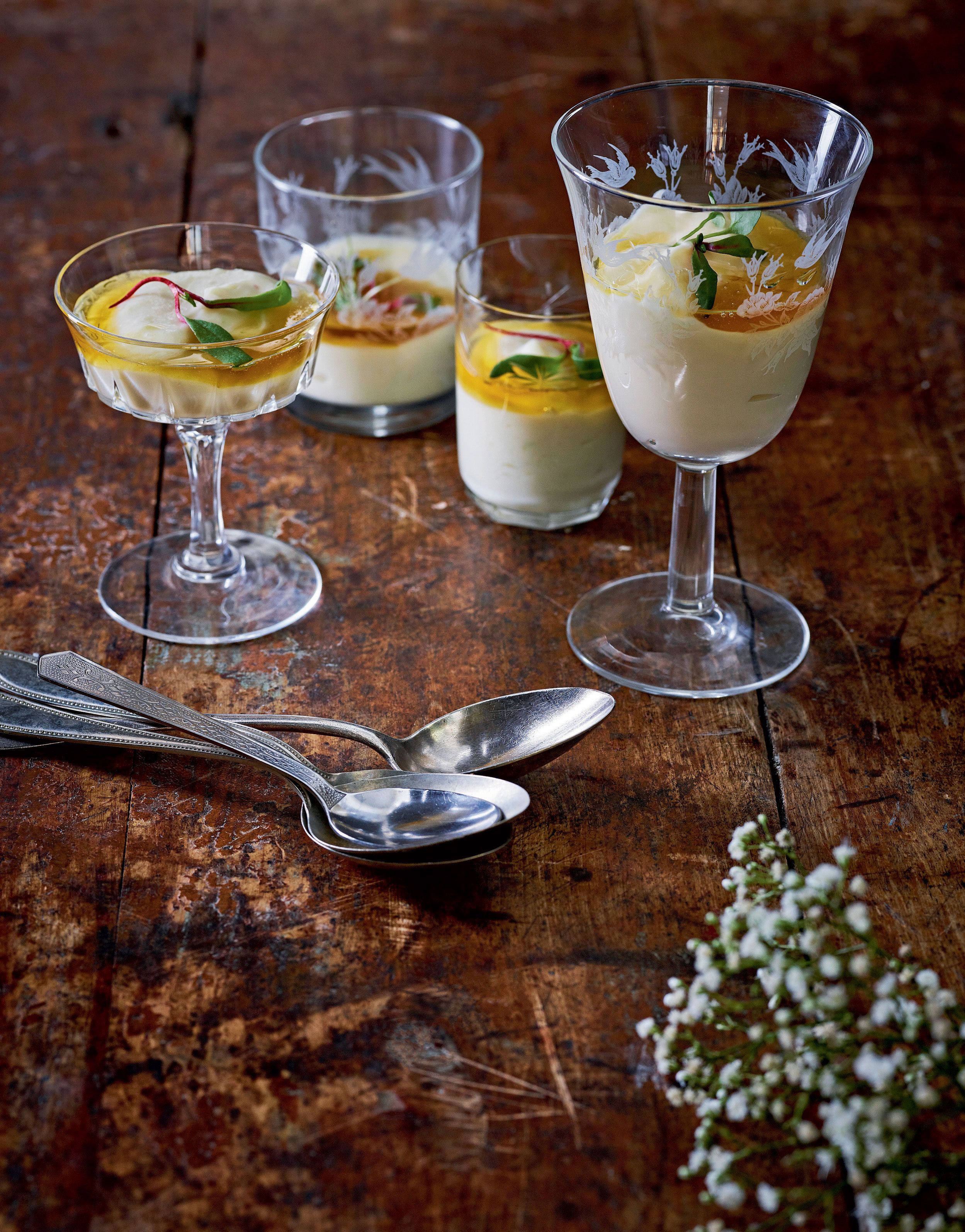 Aterian päättää ihana vuohenjuusto-valkosuklaavaahto. Helppo jälkiruokakastike syntyy kuumentamalla hunajaa rosmariinin kanssa.