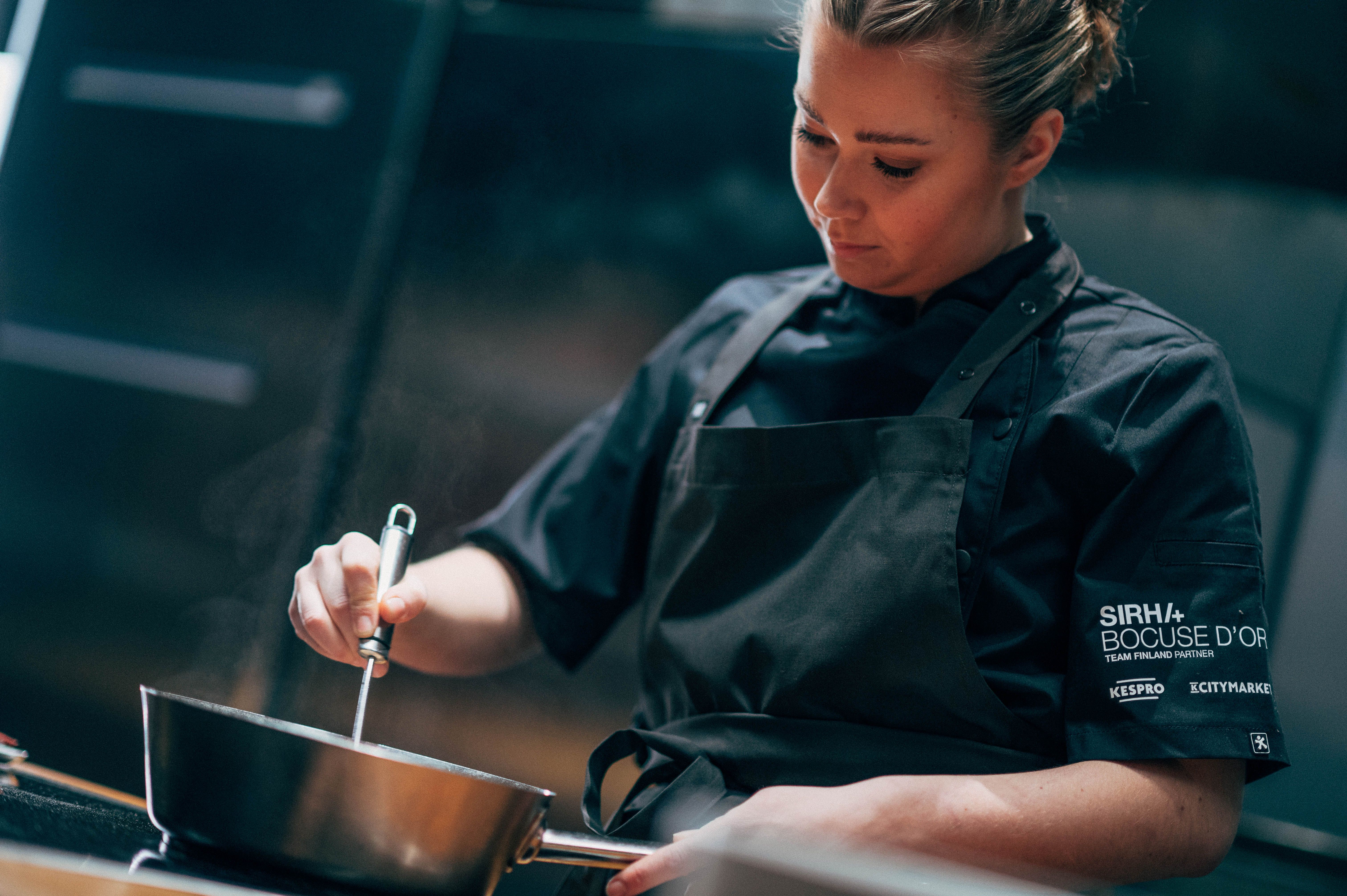 Anni Peräkylä on mukana Nelosella ja Ruudussa nähtävässä Tähtikokkien Bocuse d´Or -sarjassa. Kuva: Santeri Stenvall