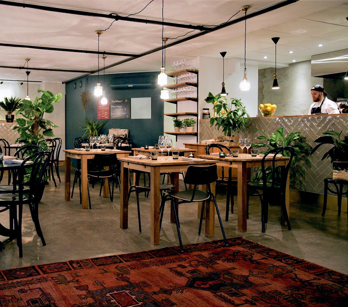 Kuoren pöydät ovat lähellä toisiaan.