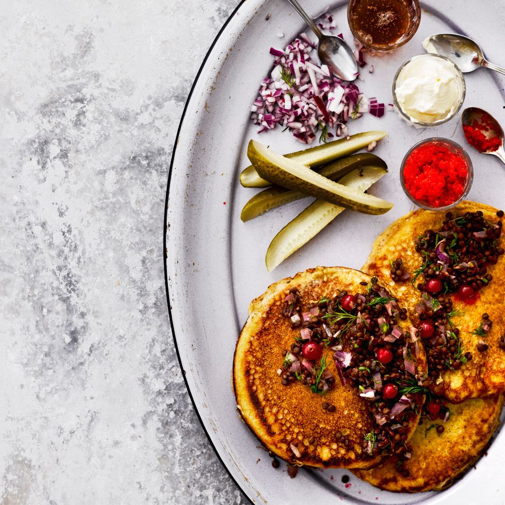 Blinit ja linssikaviaari.