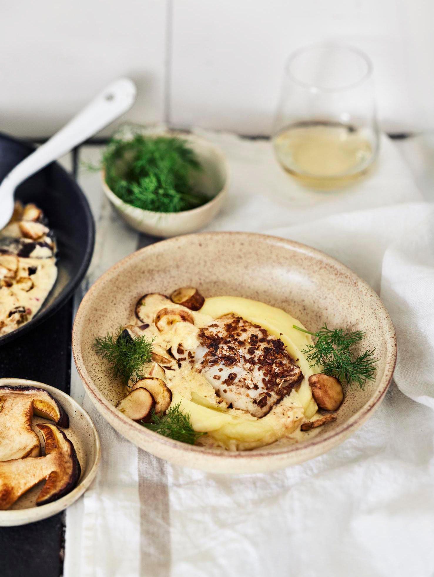 Paistettu kuha ja sienisuola.