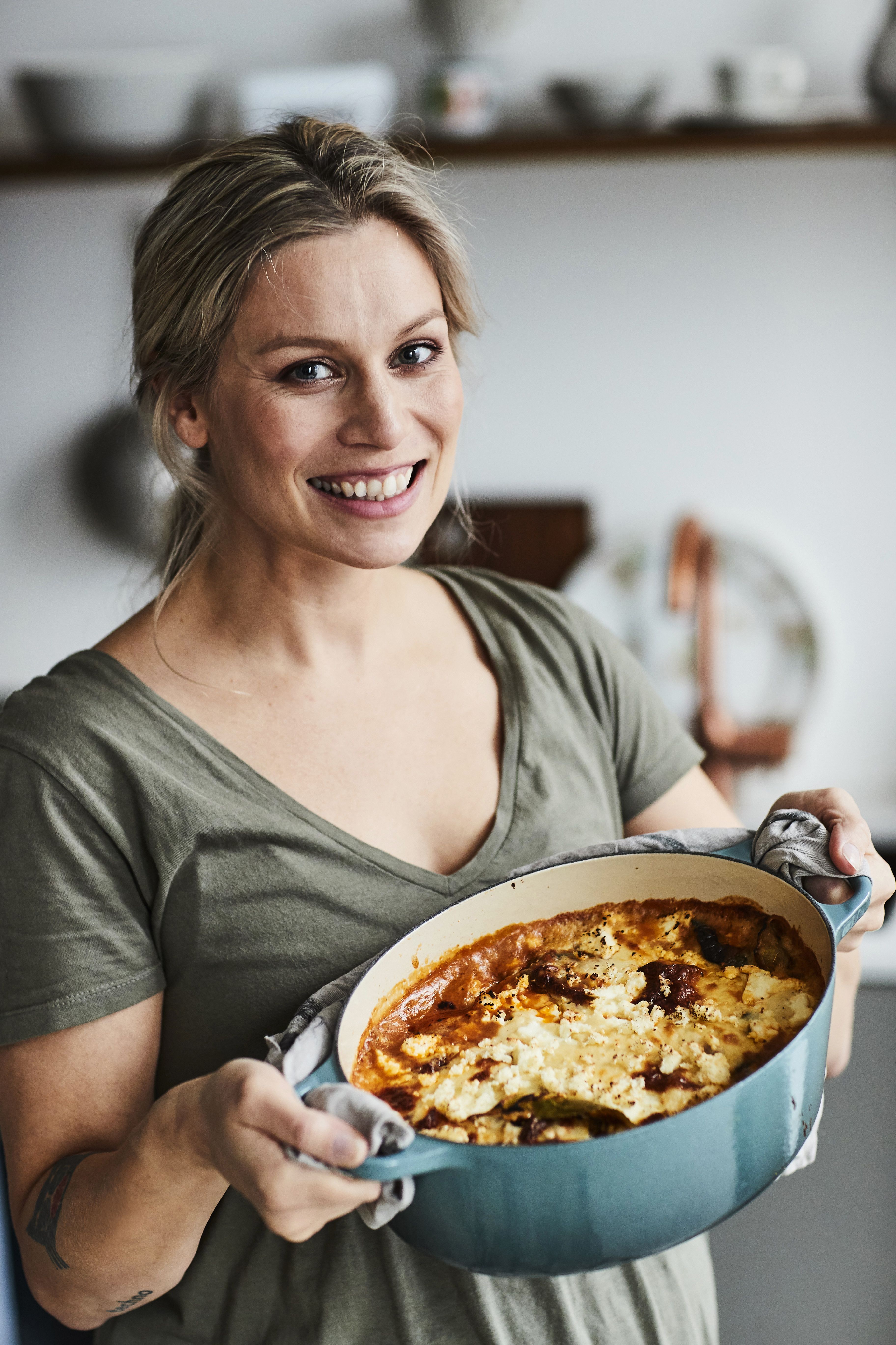 "Paneer-munakoisopaistos on mehevä uuniruoka, joka paranee jokaisella lämmityskerralla", Meri-Tuuli Väntsi kertoo. 