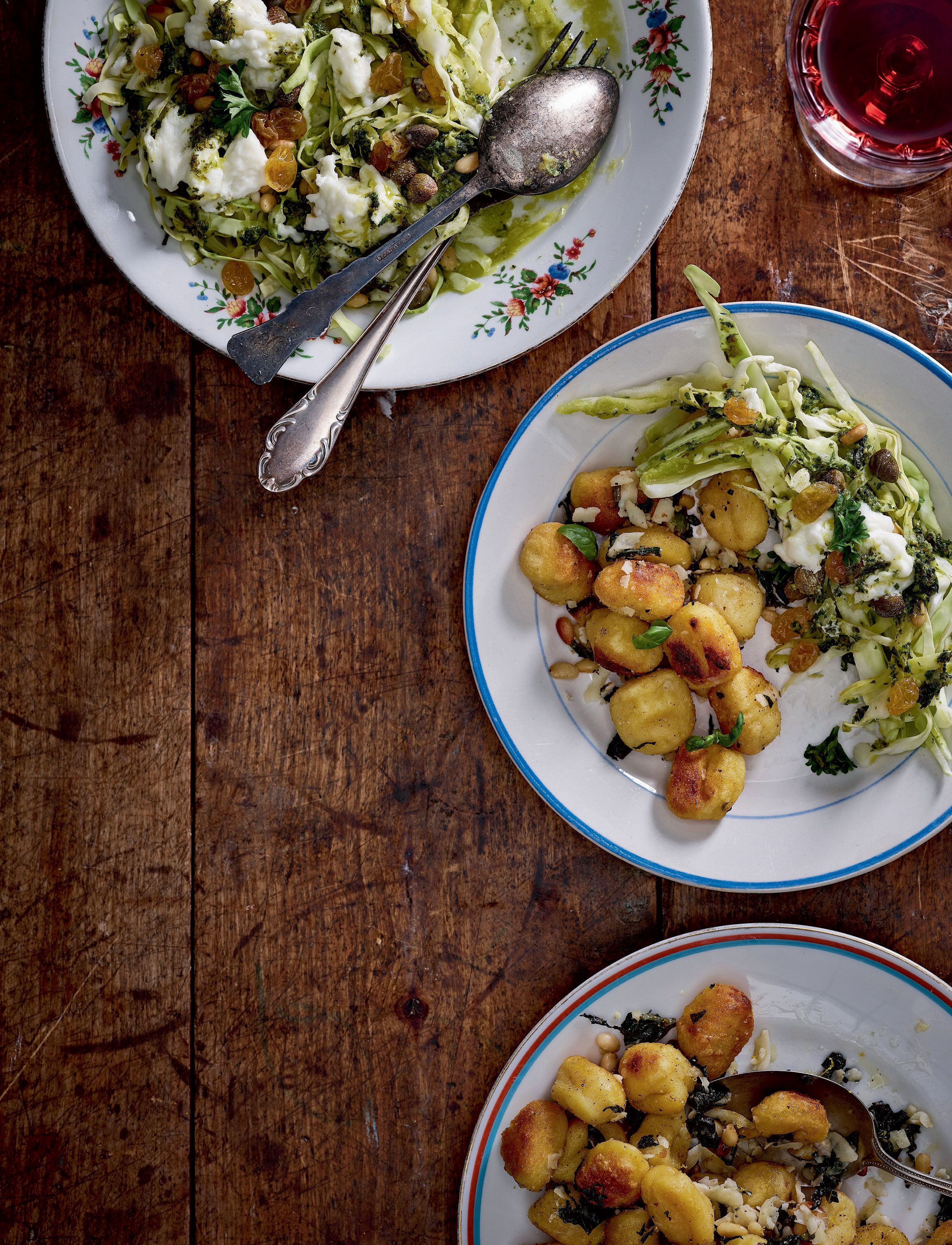 Nyt gnoccheja ei keitetä, vaan ne paistetaan. Kaali-mozzarellasalaatin maun salaisuus on herkullinen yrttivoi.