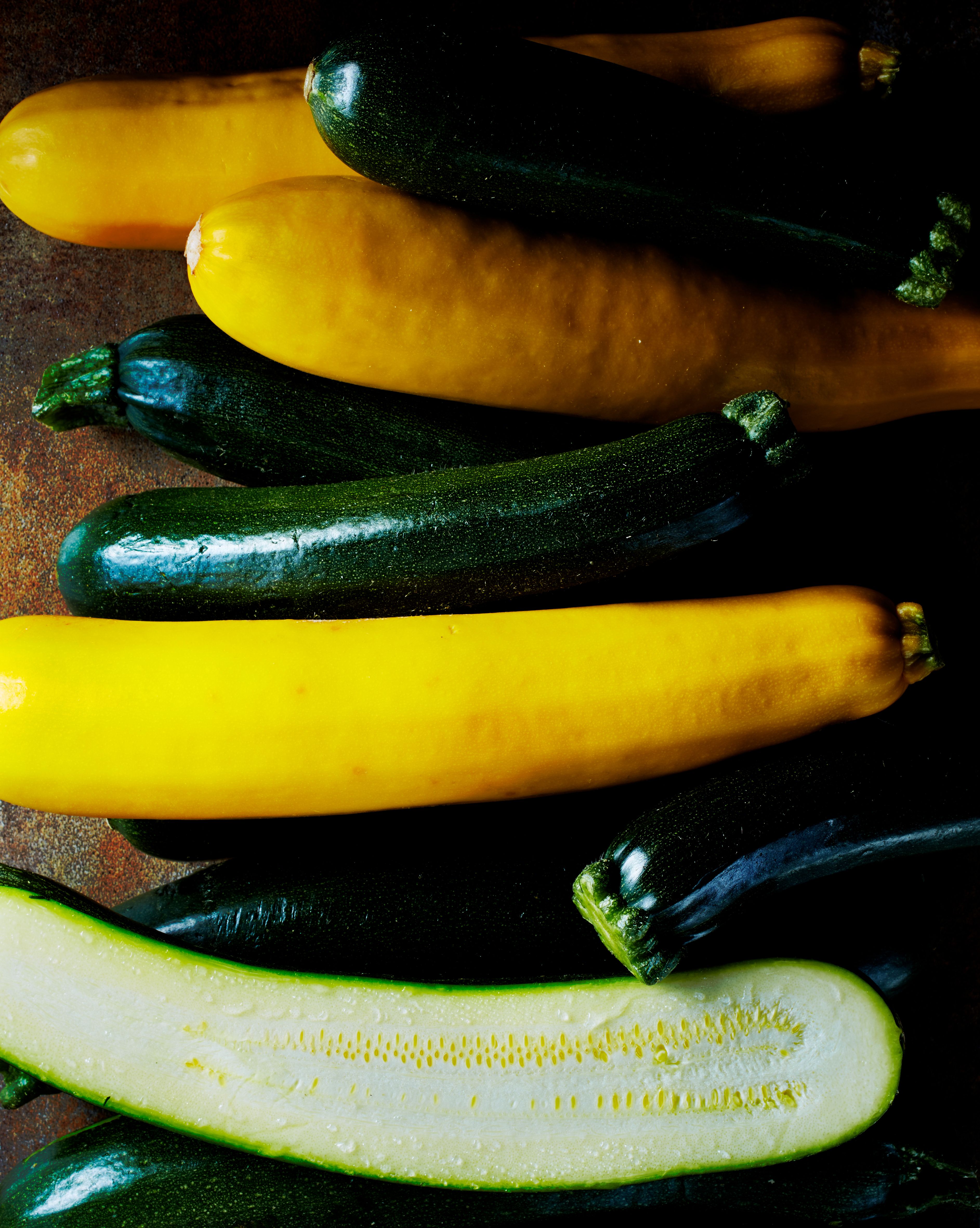 Keltaista kesäkurpitsaa voi käyttää samaan tapaan kuin vihreää.