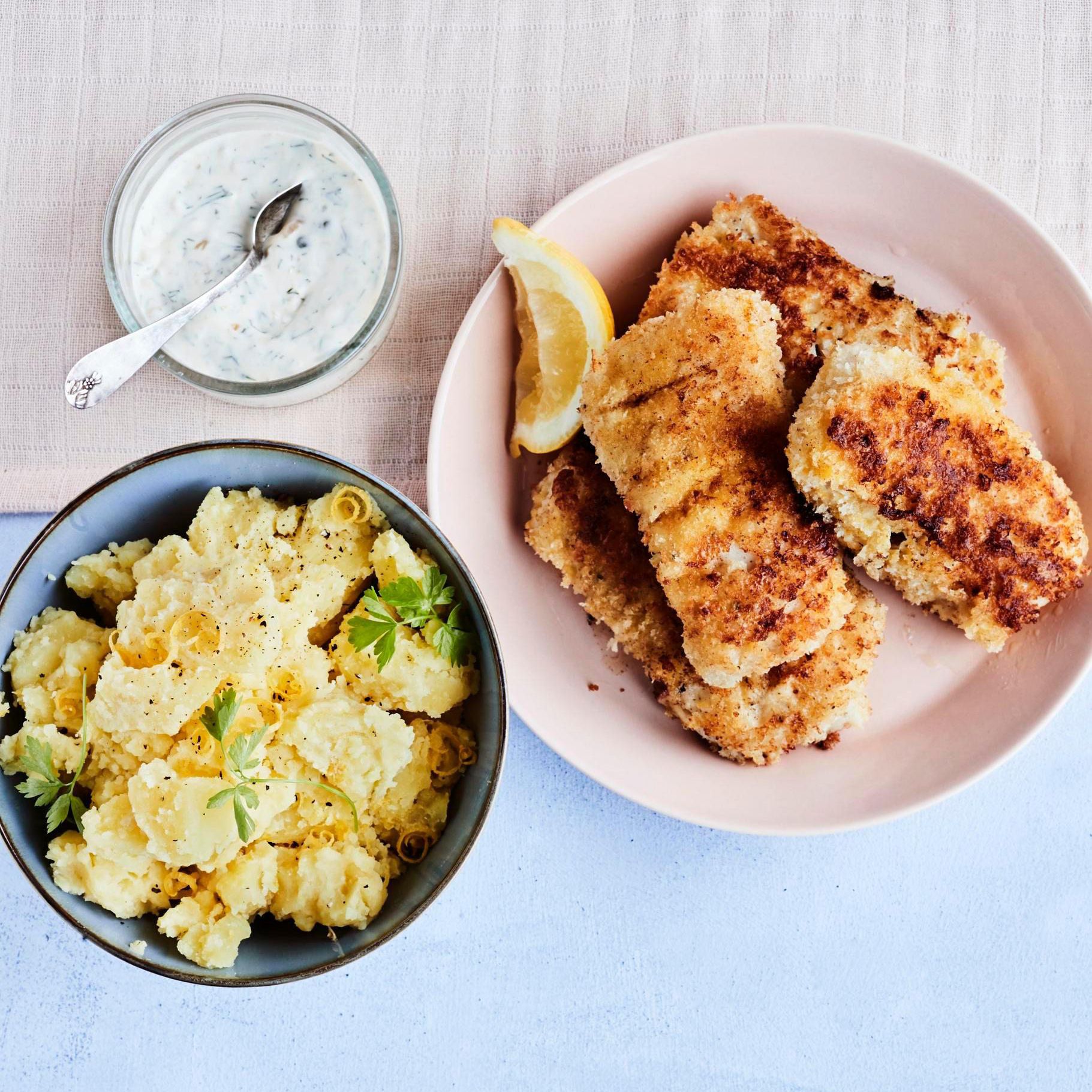 Kalapuikkojen ei tarvitse olla ohuita. Leikkaa kalafileet pitkittäin kahteen tai kolmeen osaan ja saat ronskin kokoiset XL-kalapuikot.