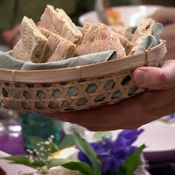 Mummon rieskaa ja häistä tuttua hirvikäristystä – Suvin päivänä nautitaan perinteisiä herkkuja