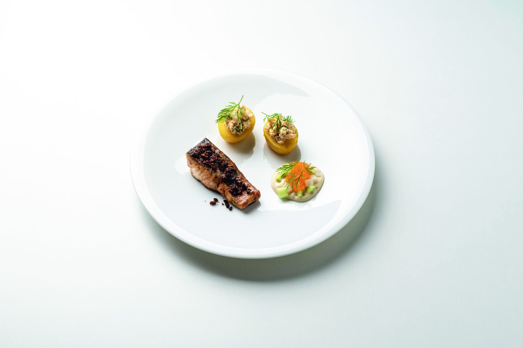 Tähtikokki Tommi Tuomisen annos sisältää paistettua kuhaa, rapuperunoita ja kurkku-kyssäkaalisalaattia. Kuva Santeri Stenvall, lautanen E. Ahlström.