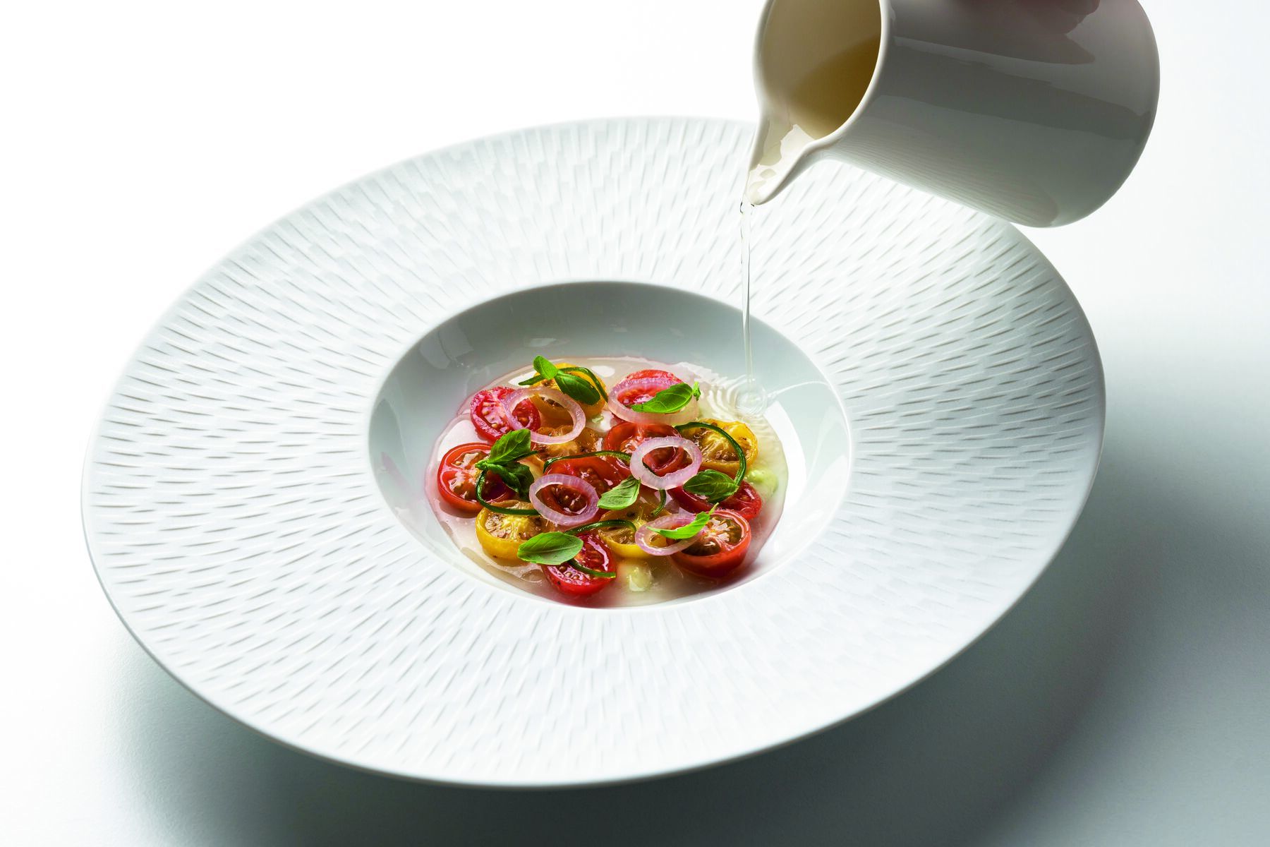 Seljankukalla marinoidut tomaatit säväyttävät tähtikokki Anni Peräkylän annoksessa. Kuva Santeri Stenvall, lautanen E. Ahlström.