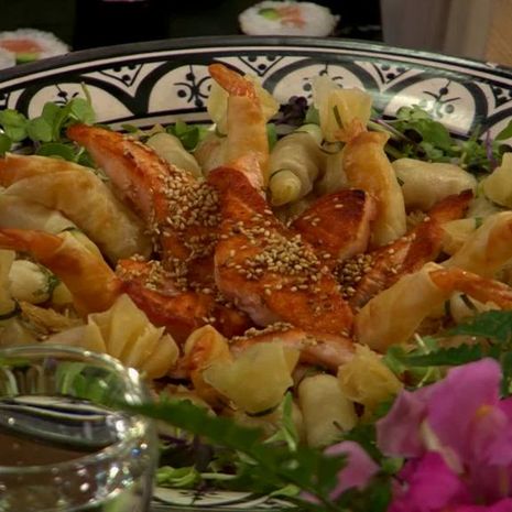 Laura Voutilainen hulluna itämaiseen ruokaan – lounaalla tarjolla sushia, kevätkääryleitä ja tulista mustekalaa 